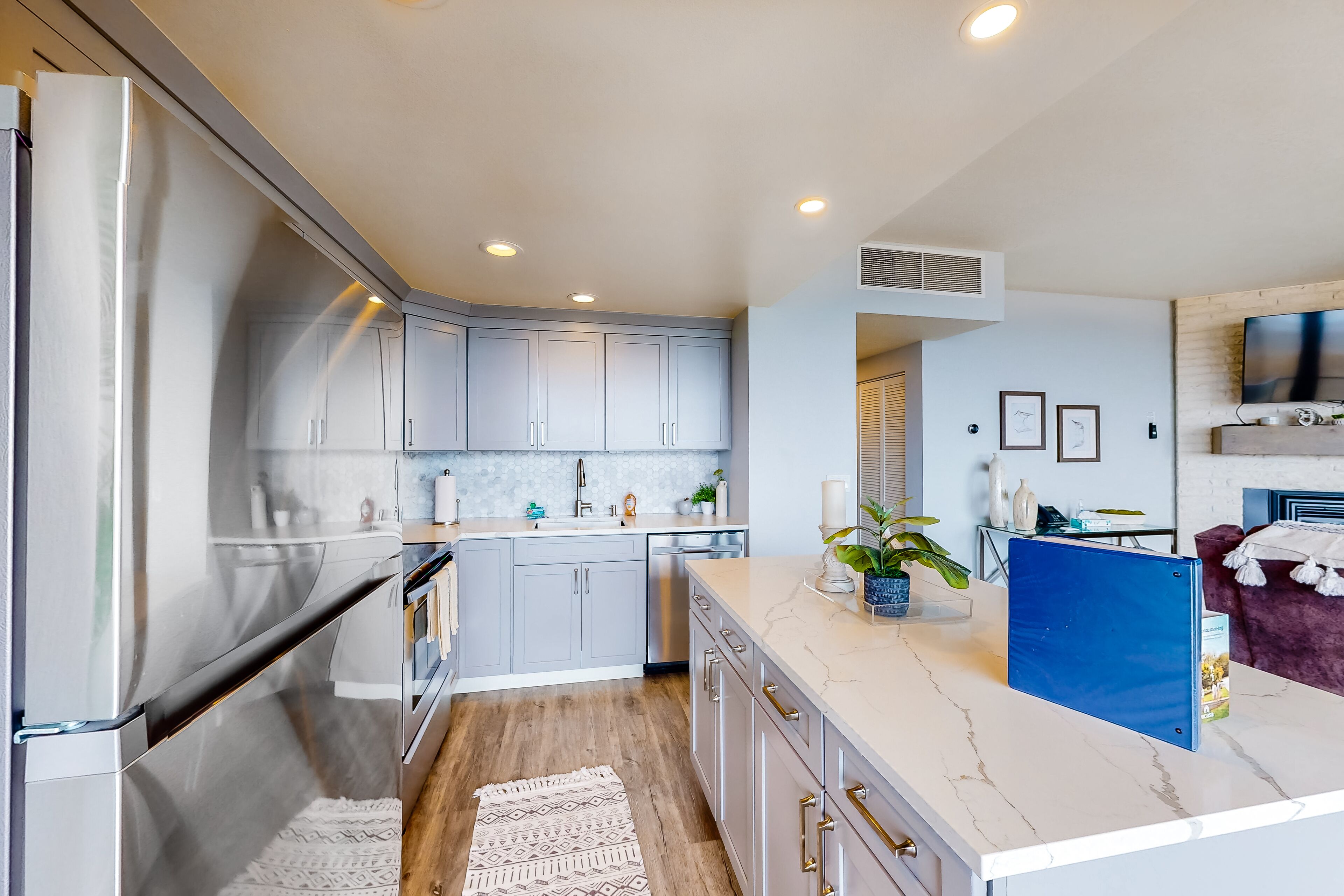 Beachfront condo with amazing ocean view, balcony & fireplace