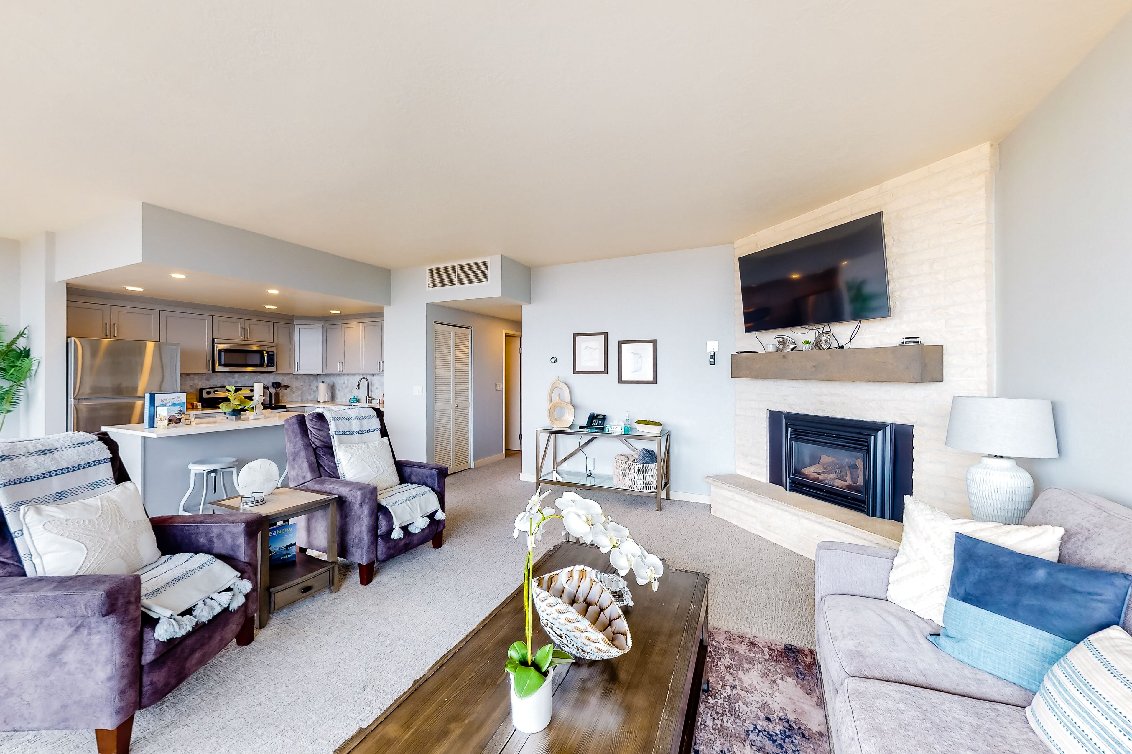 Beachfront condo with amazing ocean view, balcony & fireplace