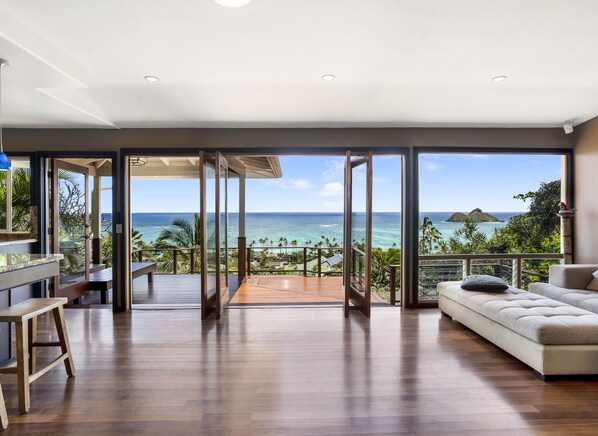 Flat-screen TV, stereo