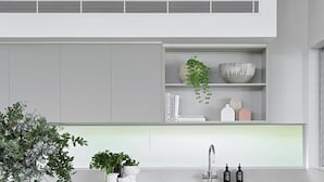 Eine moderne Küche mit Kochinsel, eingebauten Geräten und einem minimalistischen Design.
