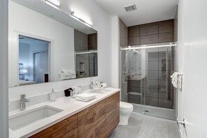 Sèche-cheveux, serviettes fournies