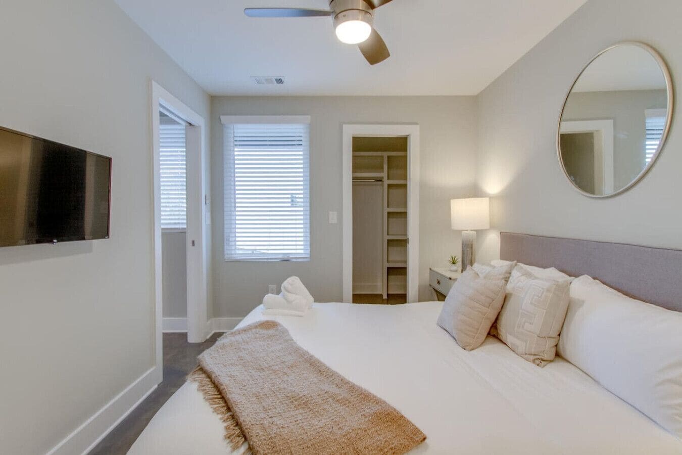 3 chambres, bureau, fer et planche à repasser, lit parapluie