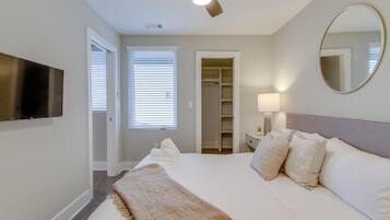 3 bedrooms, desk, iron/ironing board, travel cot