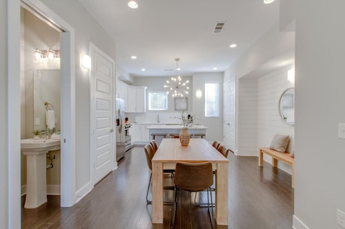 Relaxing Urban Retreat - Mins to Downtown