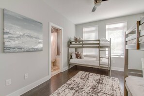 3 chambres, bureau, fer et planche à repasser, lit parapluie