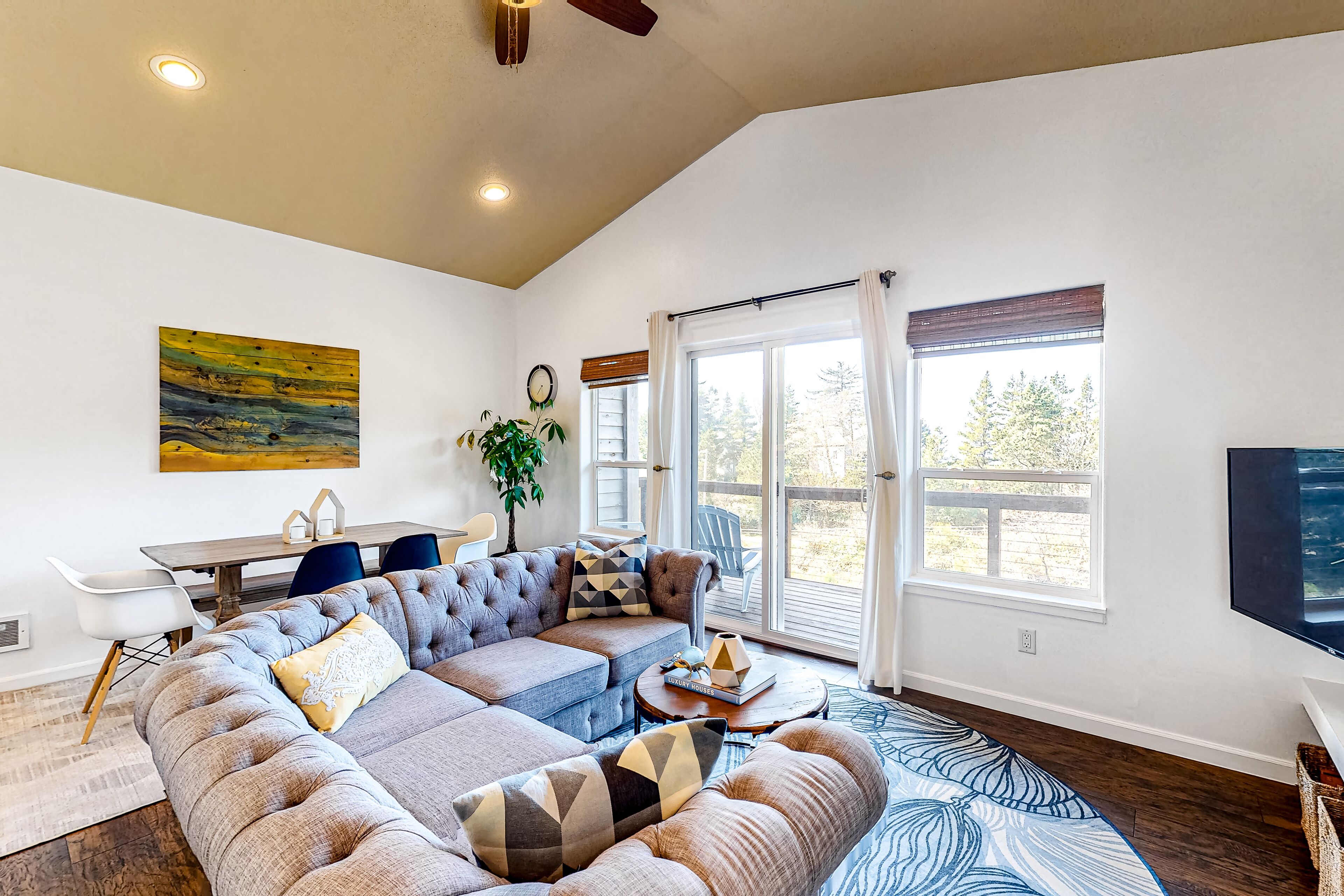 Ideal retreat by the beach with deck, full Kitchen, high-speed WiFi, private W/D