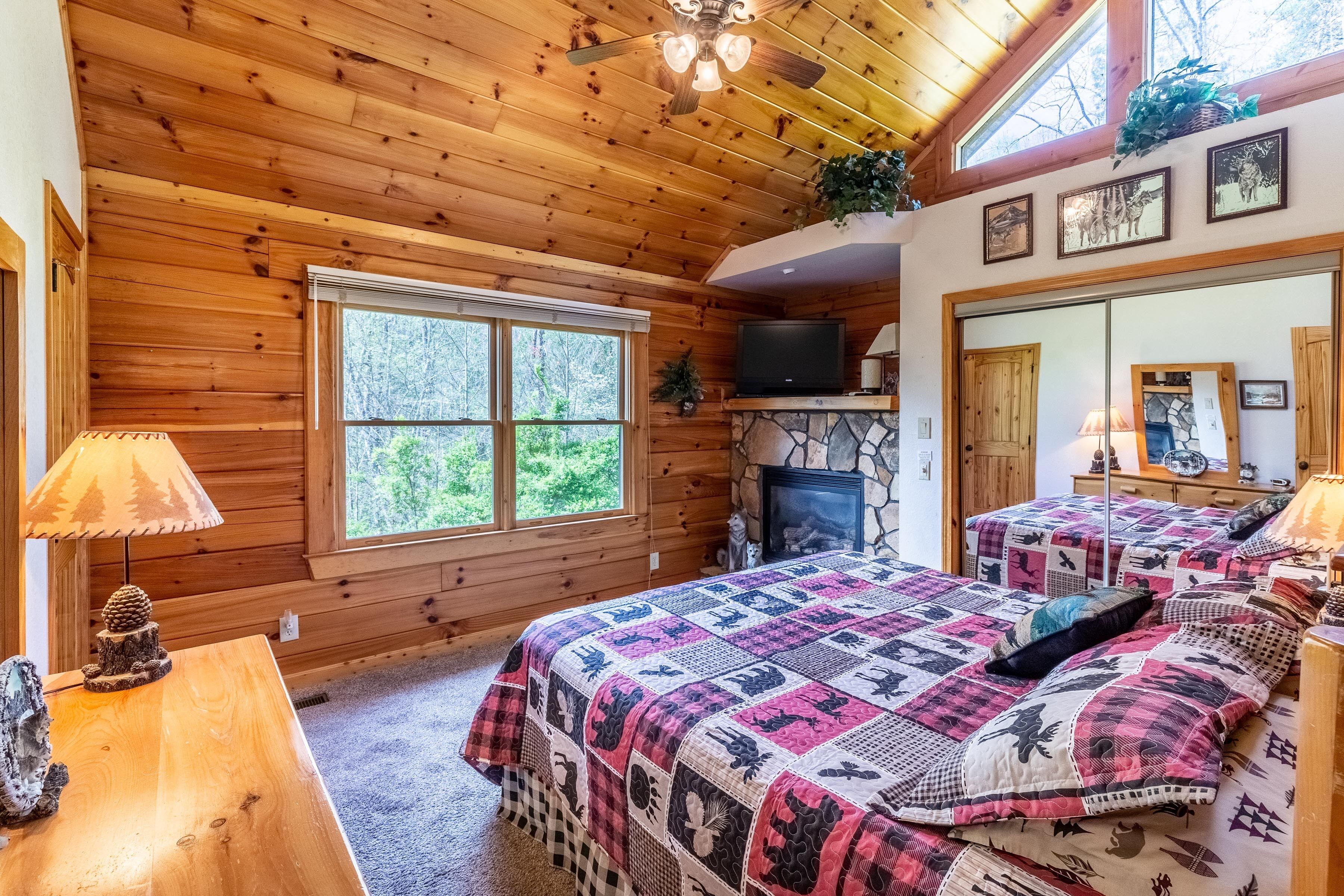 Cozy Cabin with Hot Tub; 5 miles to Harrahs Casino