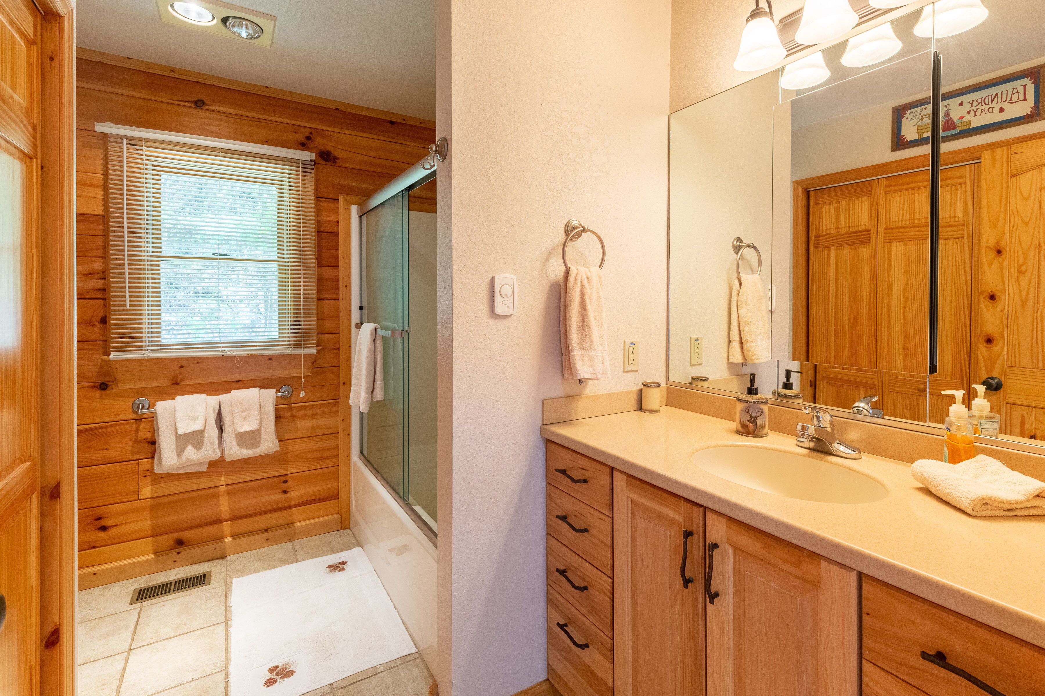 Cozy Cabin with Hot Tub; 5 miles to Harrahs Casino