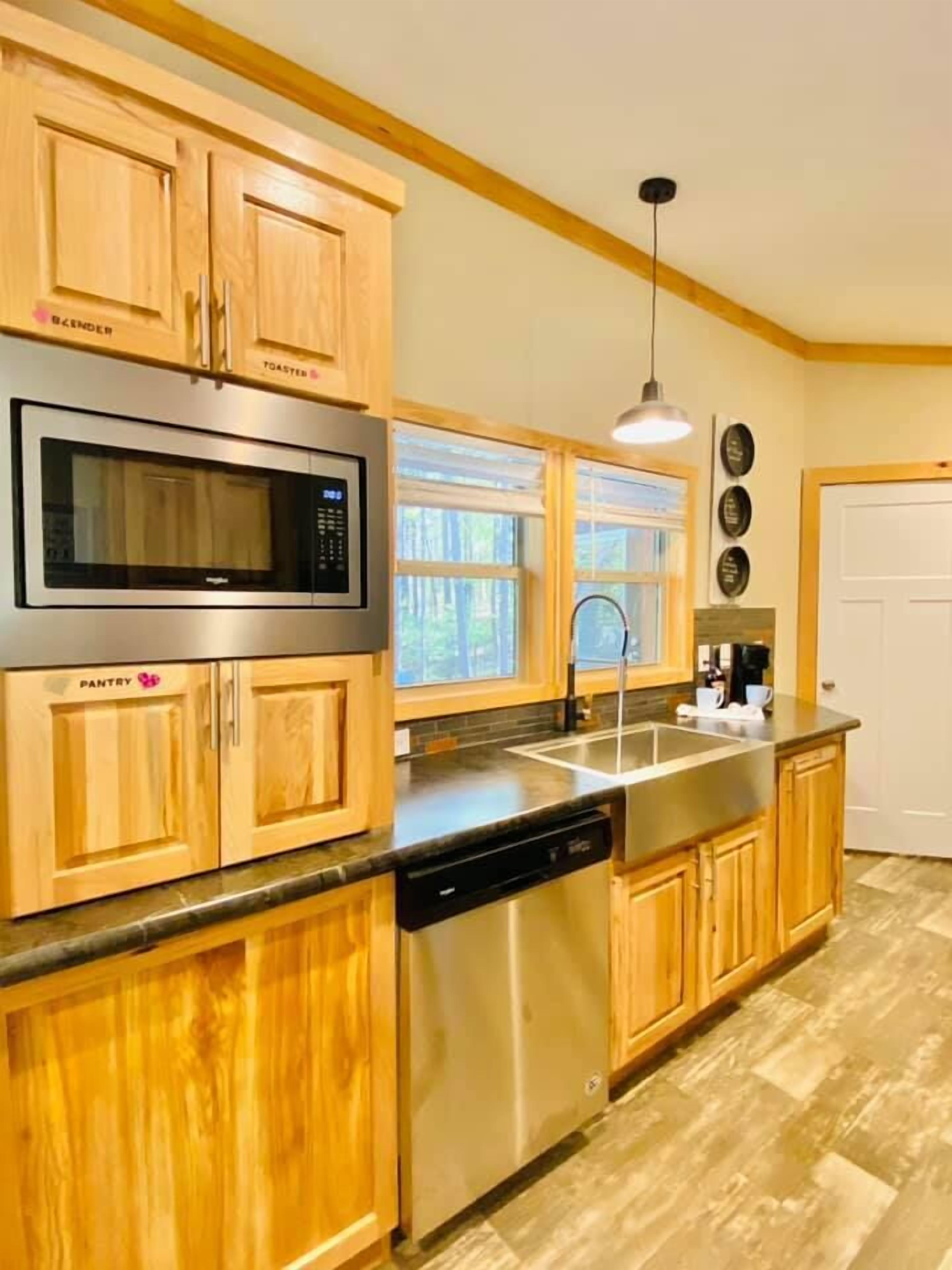 Romantic Splash Brand New 1 Bedroom Efficiency Cabin, near Broken Bow Lake