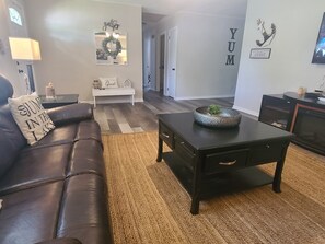 Smart-tv, een open haard en een dvd-speler