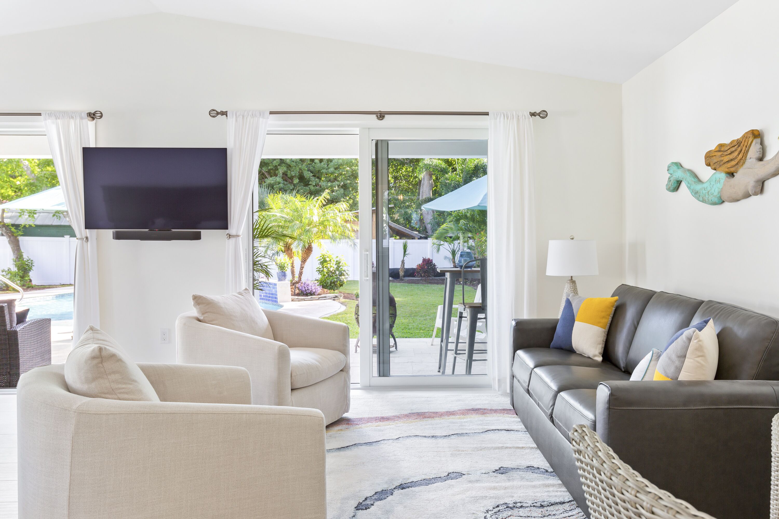 Smart-TV, Kamin, Bücher, Computerbildschirme