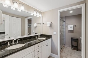 Ensemble douche/baignoire, sèche-cheveux, serviettes fournies