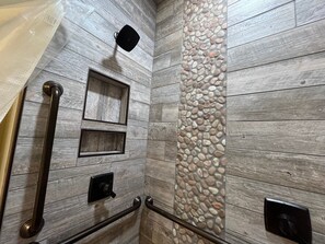 Dusche, Whirlpool, Haartrockner, Handtücher
