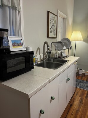 Kühlschrank, Mikrowelle, Wasserkocher mit Kaffee-/Teezubehör