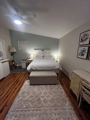 1 bedroom, desk, travel cot, free WiFi