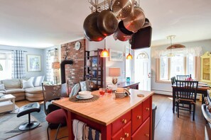 Dining - 5 Min. to Beach, Yard w/ Fire Pit! (Wellfleet)