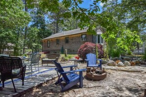 Outdoor dining - 5 Min. to Beach, Yard w/ Fire Pit! (Wellfleet)