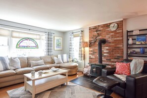 TV, offices - 5 Min. to Beach, Yard w/ Fire Pit! (Wellfleet)