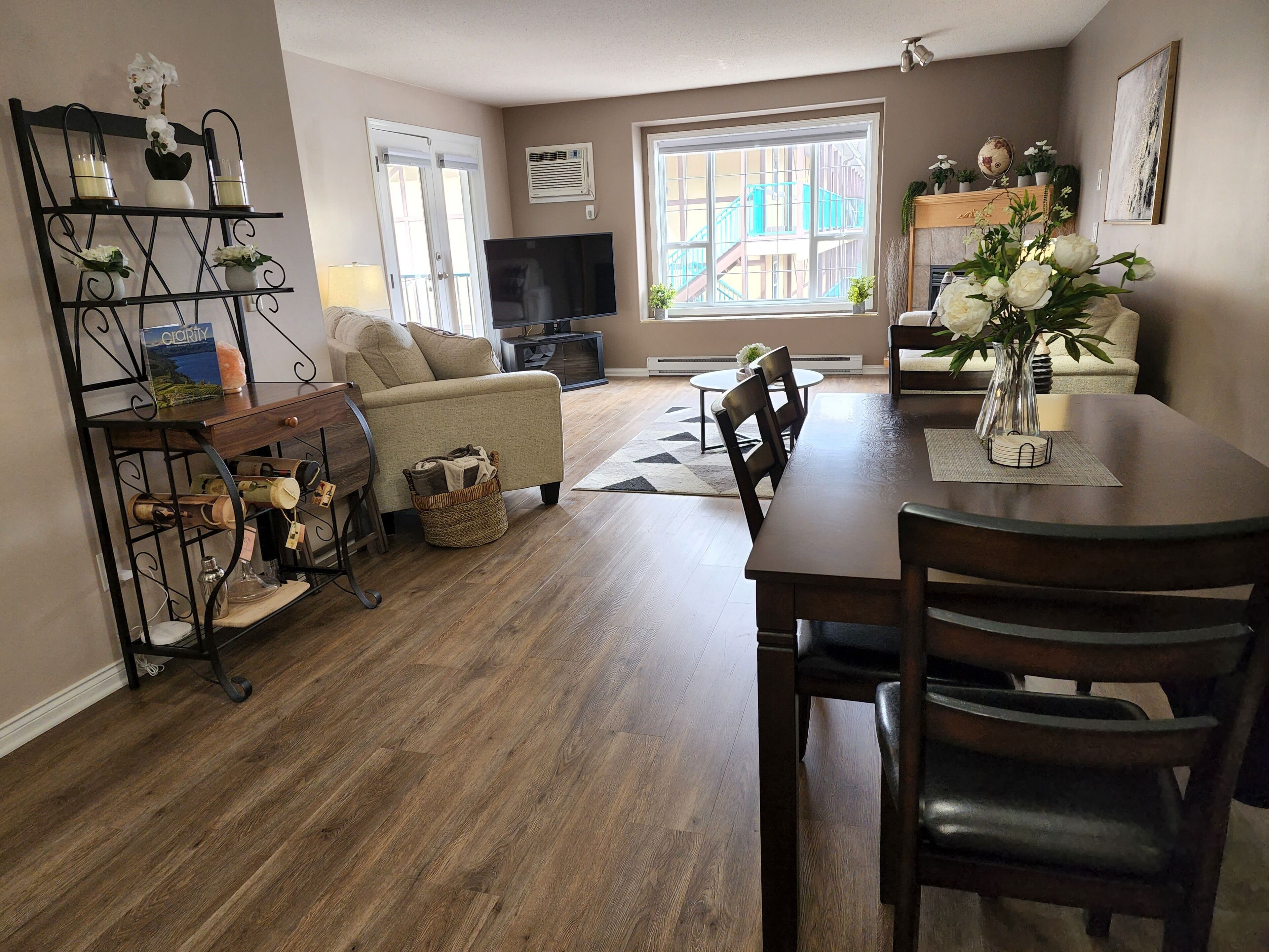 Modern Comfortable Retreat Near All the Gems of the Sunny Okanagan