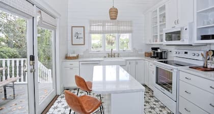 Adorable Historic Home w/ Hot Tub! in Starland District By Downtown Savannah