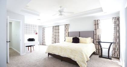 Charlotte Sanctuary, Comfort, Fenced, Sleeps 11