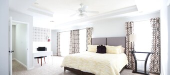 Charlotte Sanctuary, Comfort, Fenced, Sleeps 11