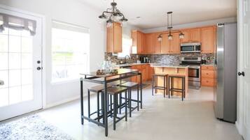 Køleskab, mikrobølgeovn, ovn, kogeplade