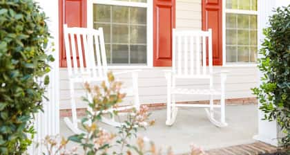 Charlotte Sanctuary, Comfort, Fenced, Sleeps 11