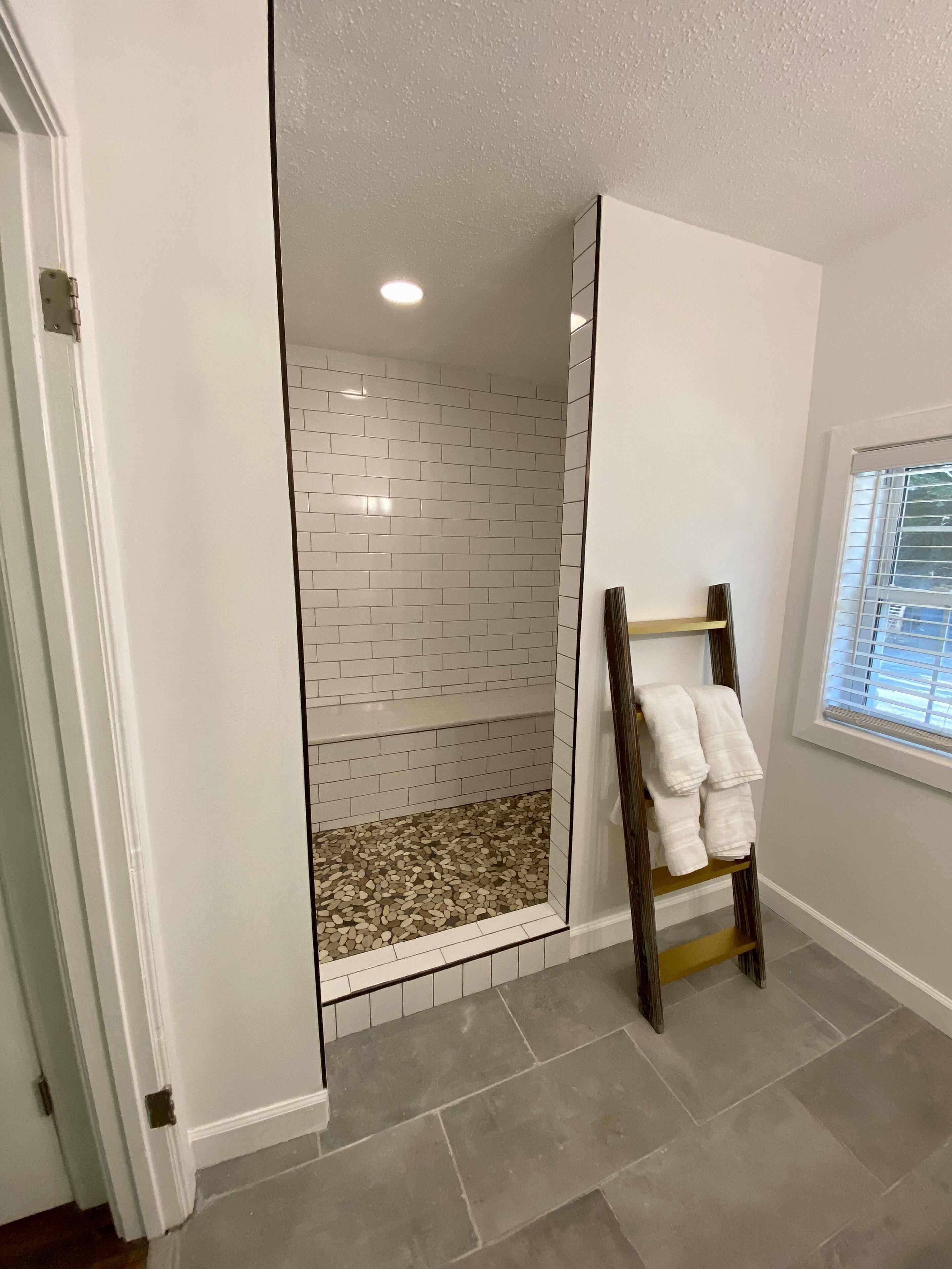 Stone Cottage - Peaceful wrap around porch