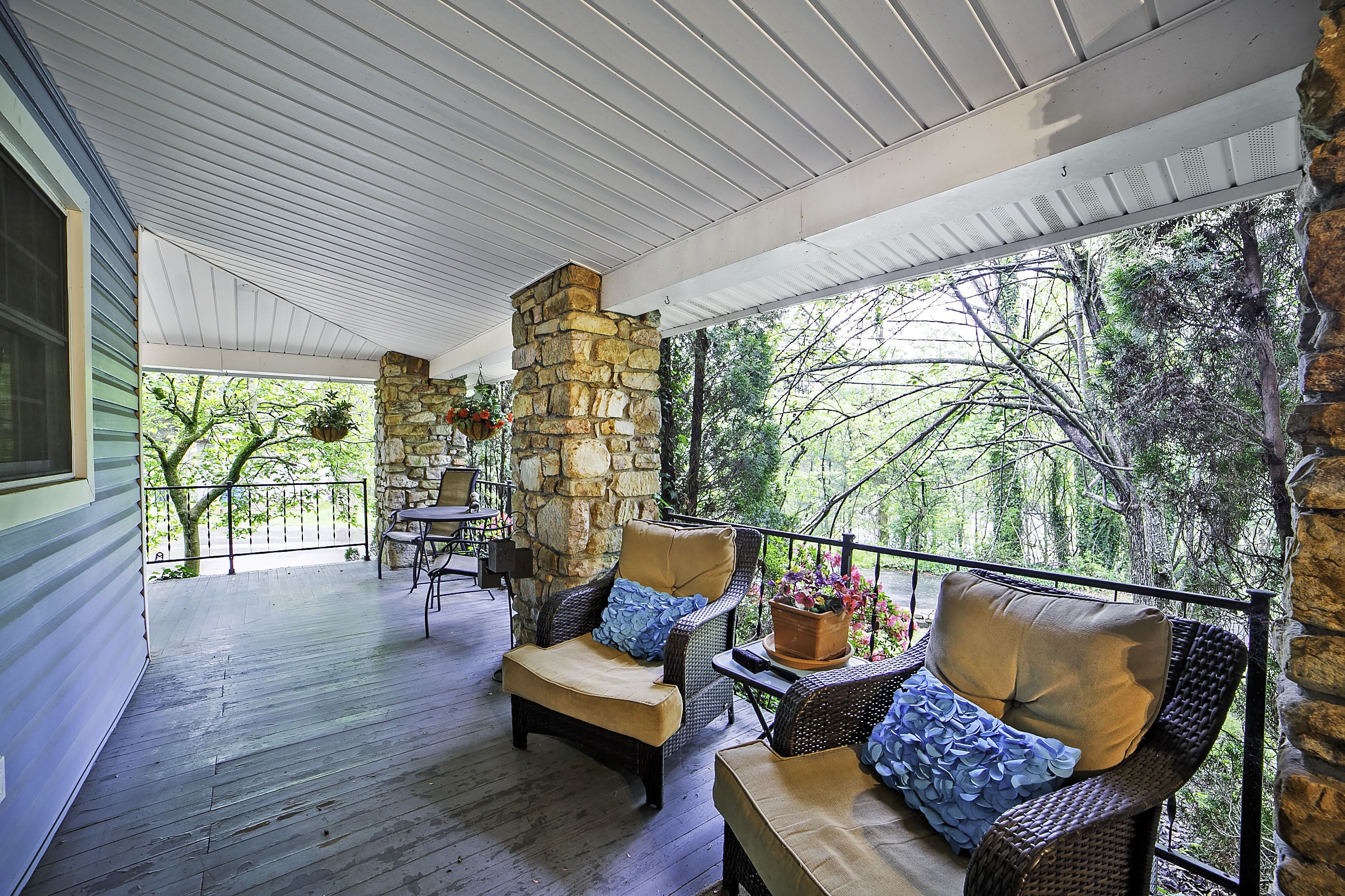 Stone Cottage - Peaceful wrap around porch