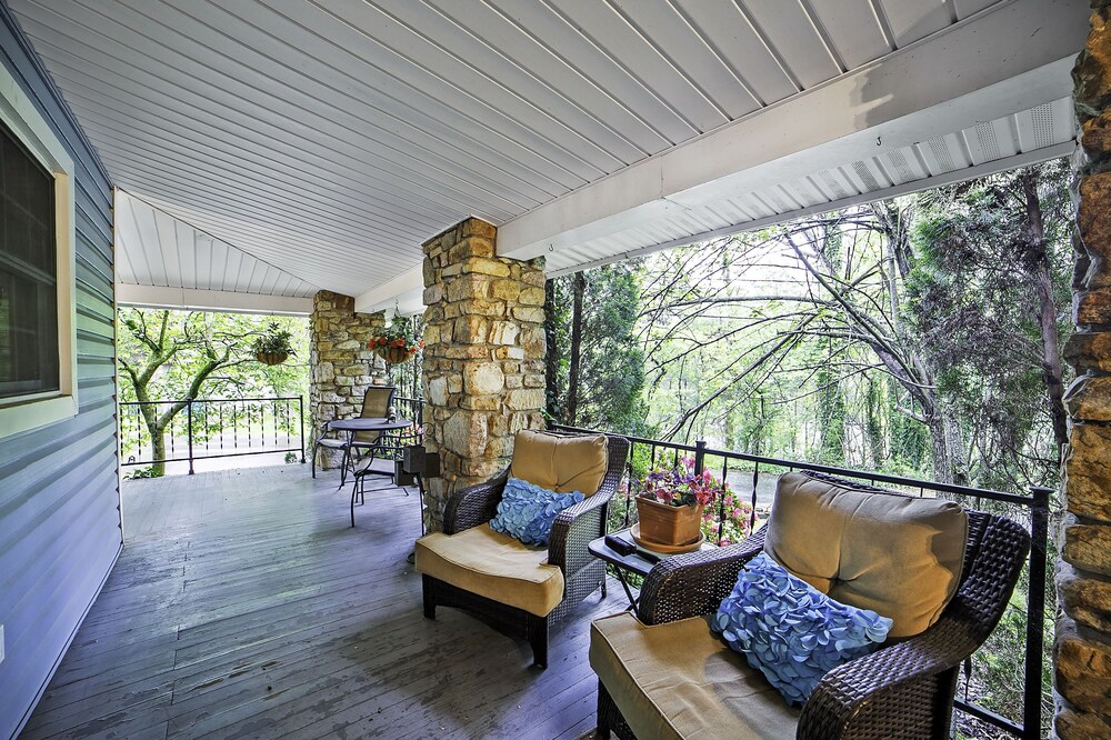 Stone Cottage - Peaceful wrap around porch