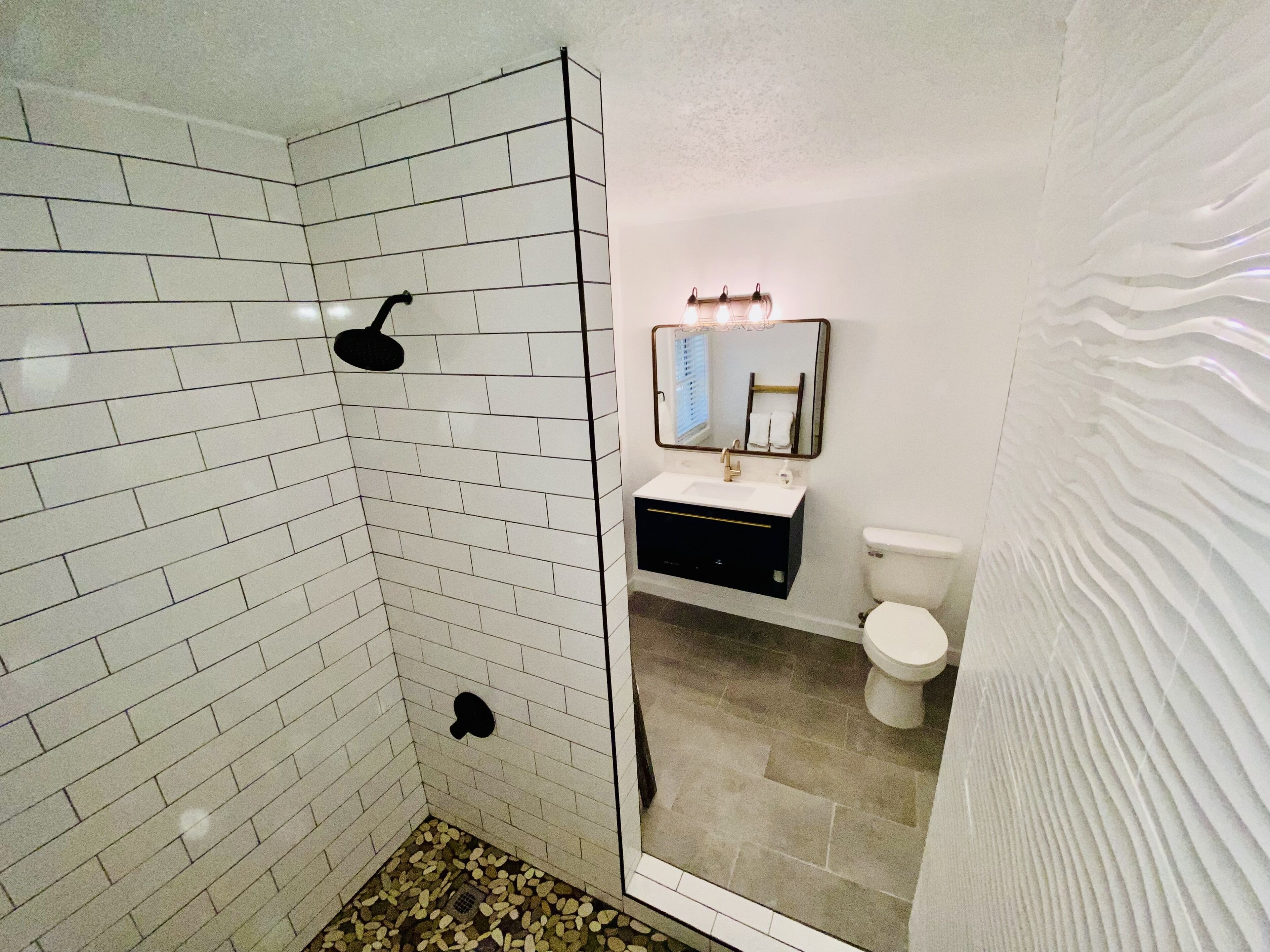 Stone Cottage - Peaceful wrap around porch