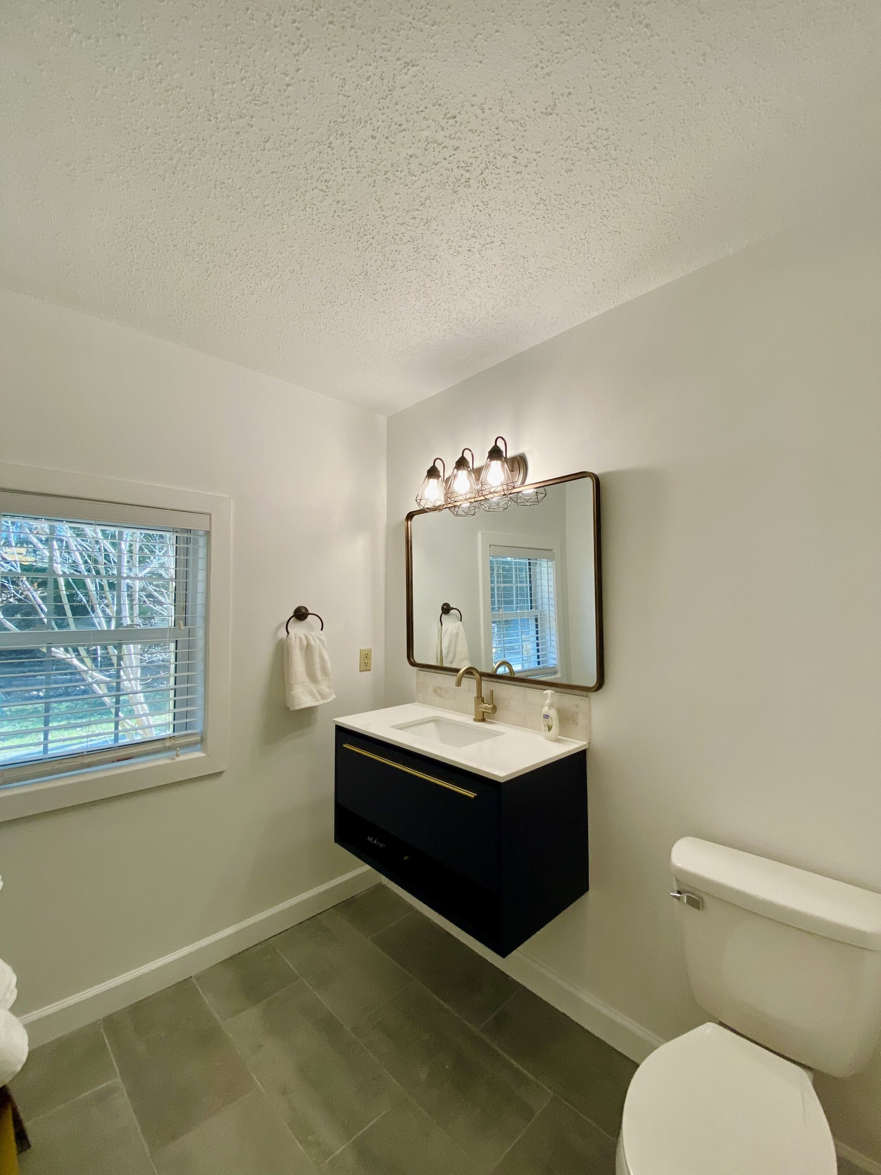 Stone Cottage - Peaceful wrap around porch