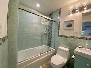 Ensemble douche/baignoire, sèche-cheveux, serviettes fournies, savon