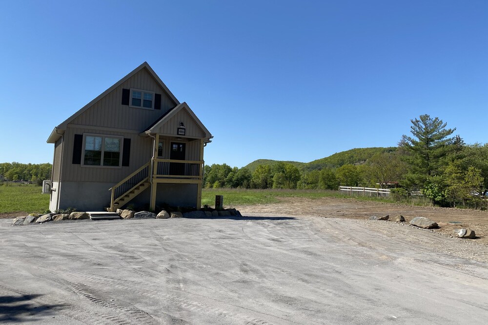 Custom Carriage House, country setting, minutes from Village of Saugerties