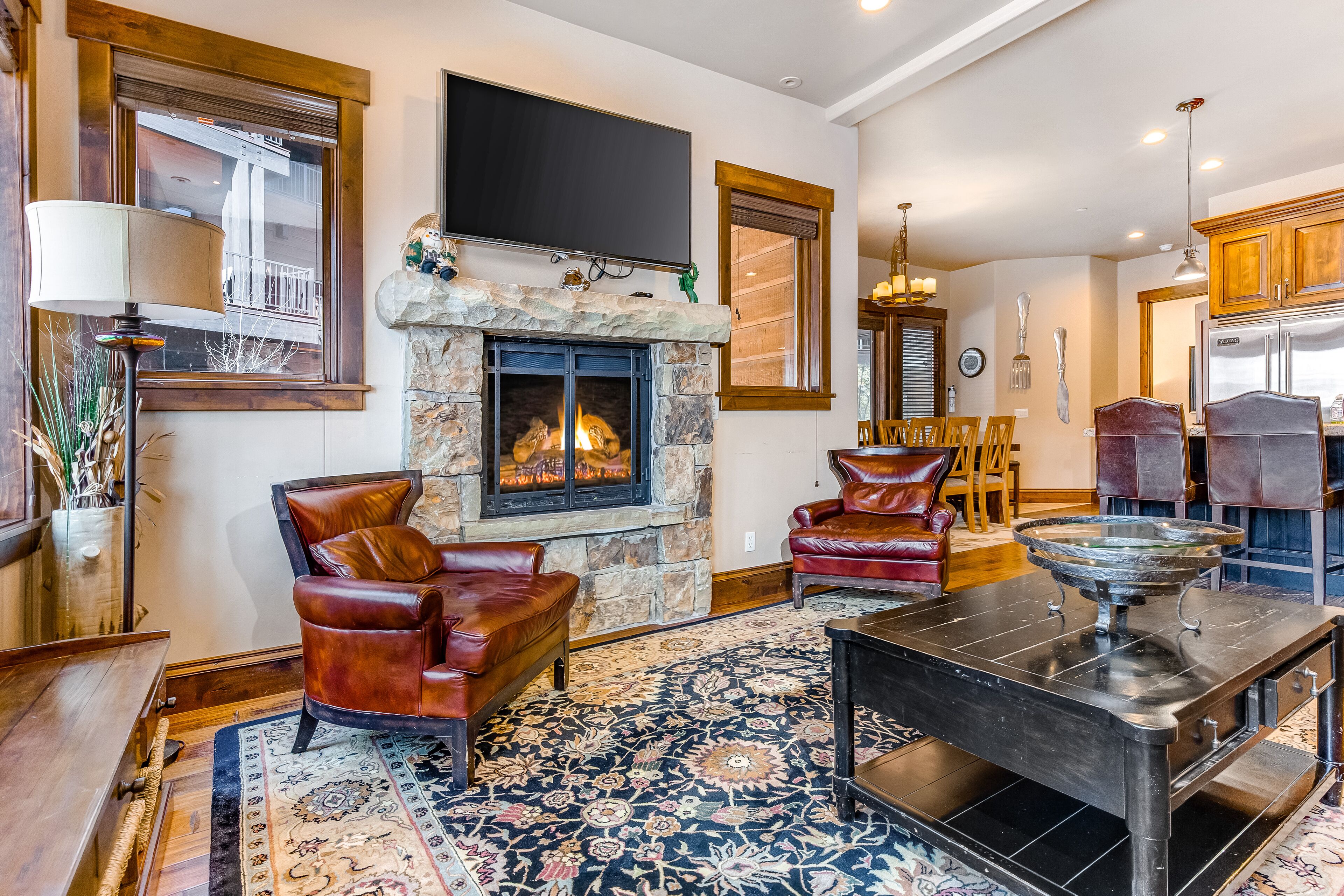 Gorgeous condo with private hot tub, fast WiFi, AC & pool access