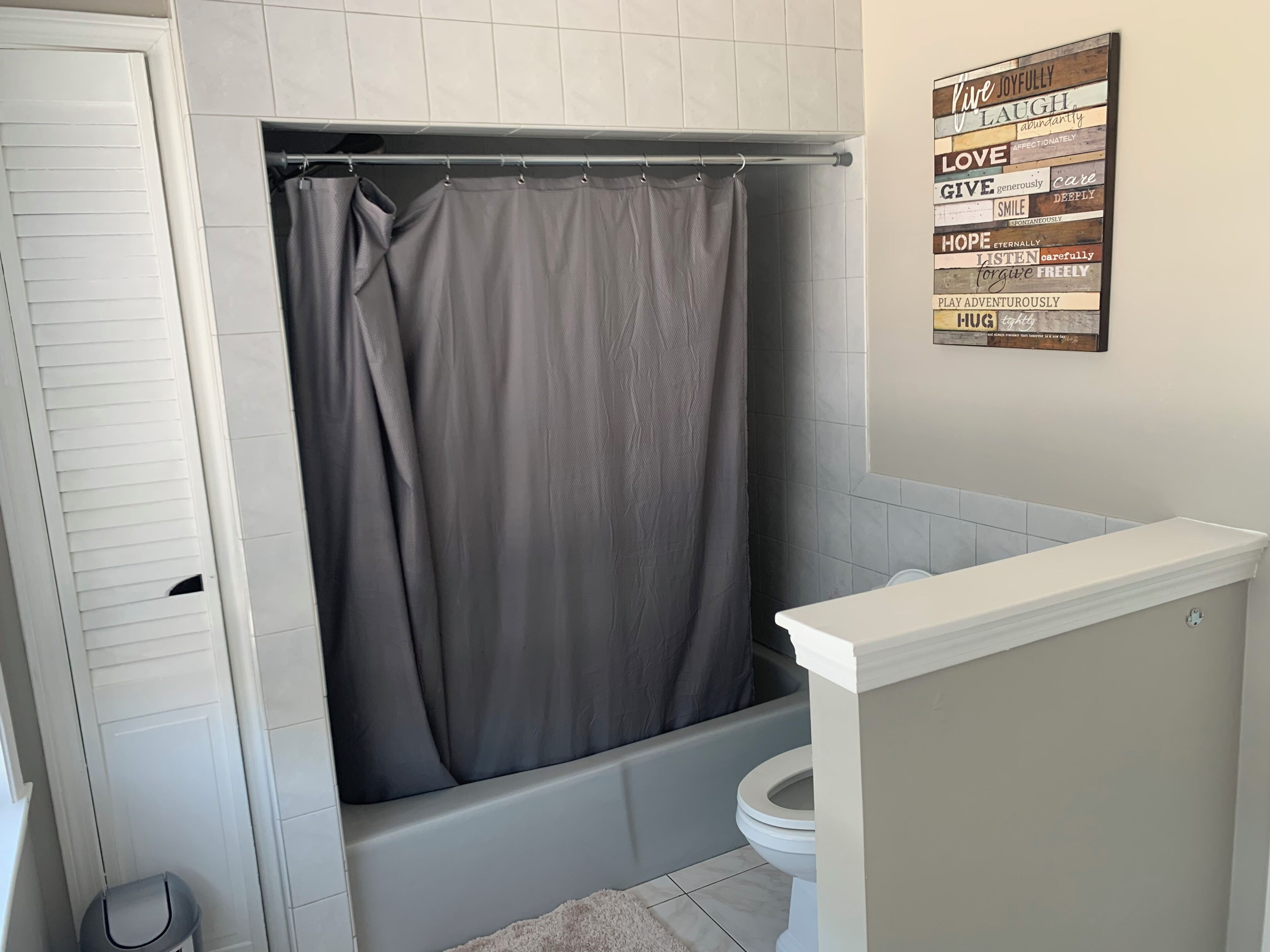 2BR with a king size bed and TV and  free parkingall the amenities you need