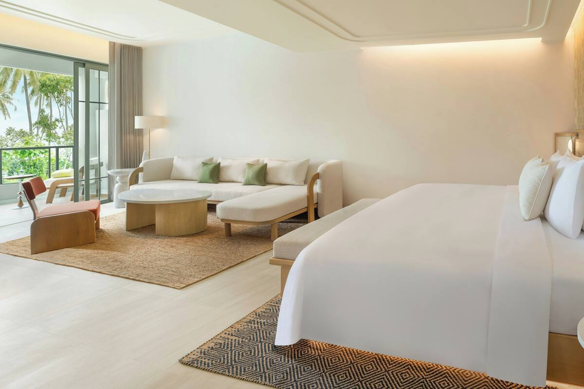 Luxury Room (Luxury Suite (Garden) 1 King Bed) | Peralatan tempat tidur premium, bar mini percuma, peti besi dalam bilik 