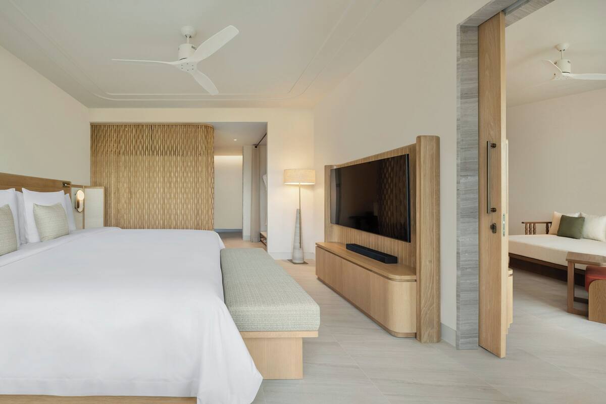 Suite (Reserve, Ocean) | Peralatan tempat tidur premium, bar mini percuma, peti besi dalam bilik 