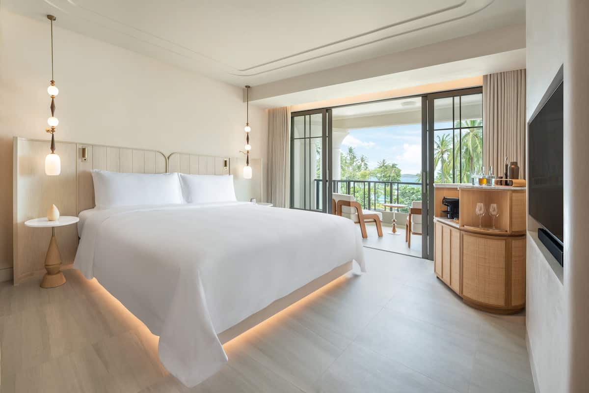 1 bedroom, premium bedding, free minibar, in-room safe