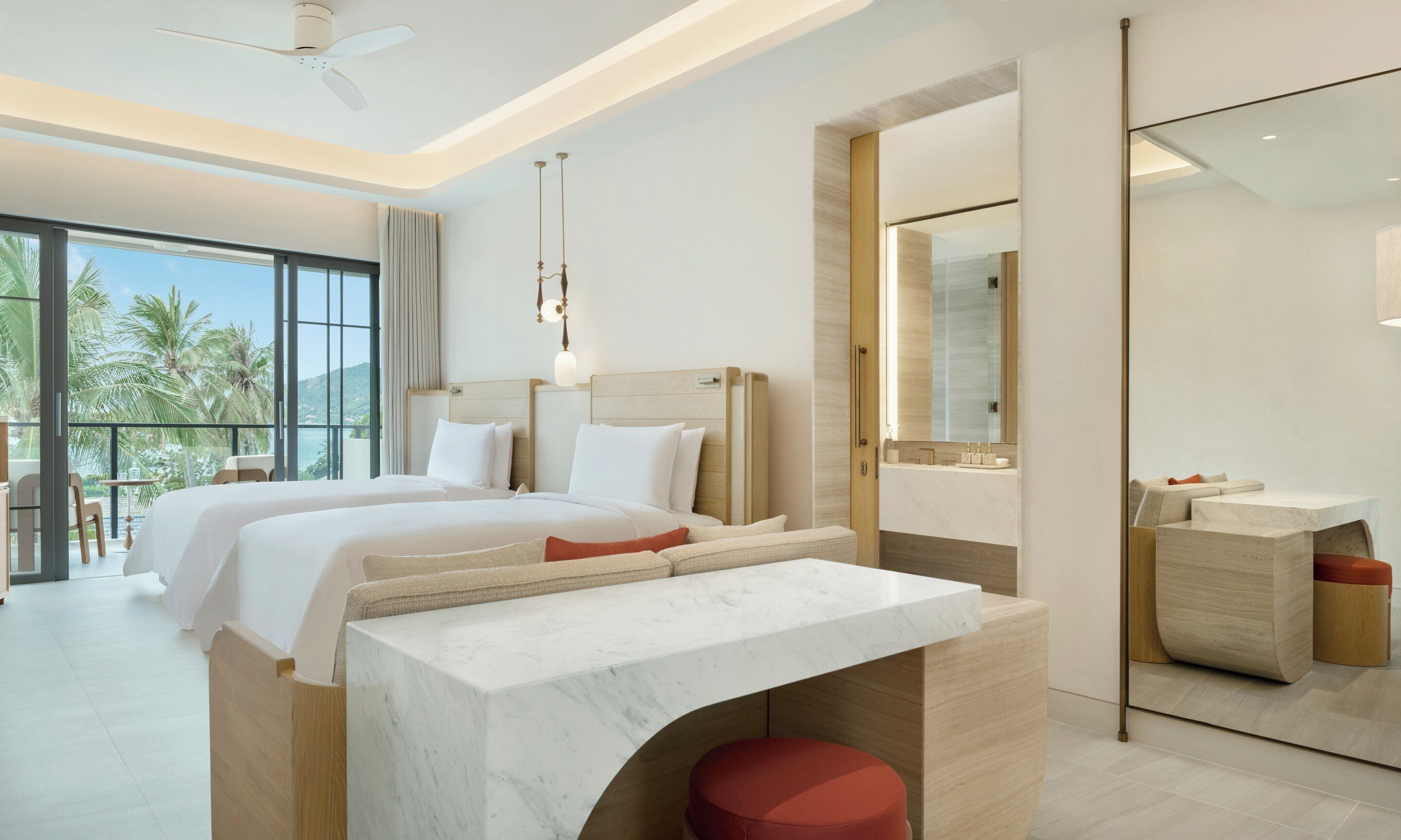 Bộ đồ giường cao cấp, minibar với thức uống miễn phí 