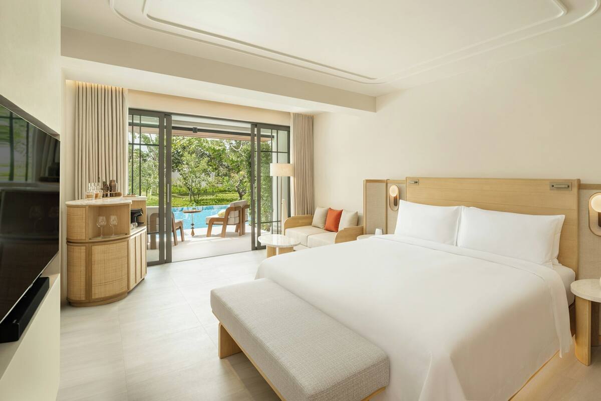 Deluxe Room, Pool Access | Peralatan tempat tidur premium, bar mini percuma, peti besi dalam bilik 