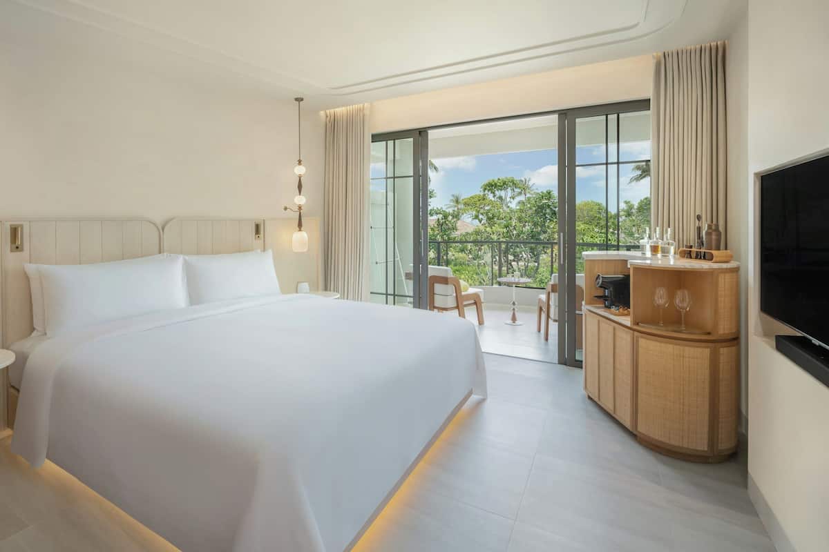 Deluxe Room, 1 King Bed (Garden) | Premium bedding, free minibar, in-room safe, free WiFi