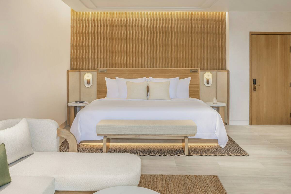 Luxury Room (Luxury Suite (Ocean) 1 King Bed) | Peralatan tempat tidur premium, bar mini percuma, peti besi dalam bilik 