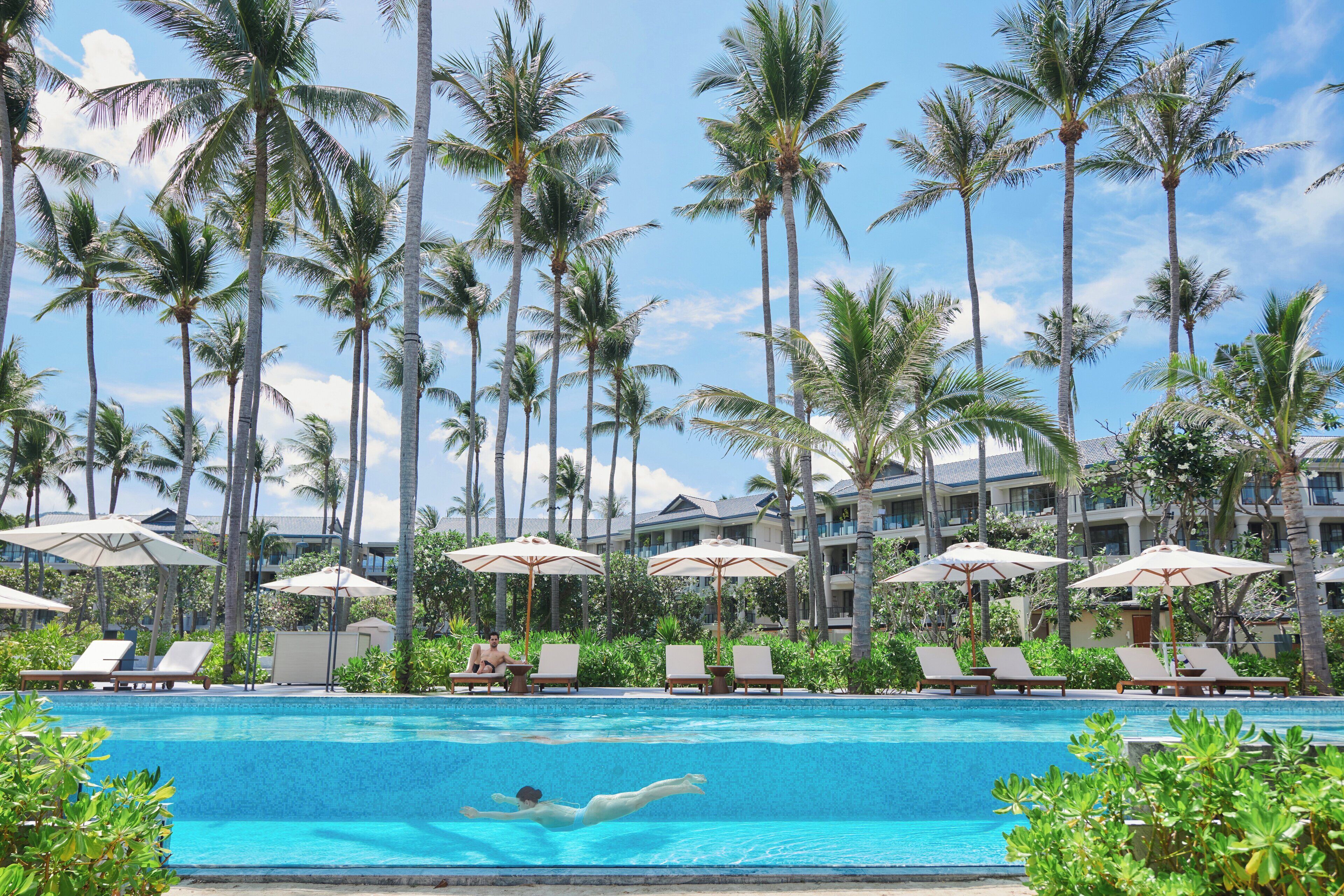 2 outdoor pools, open 7:00 am to 7:00 pm, free pool cabanas