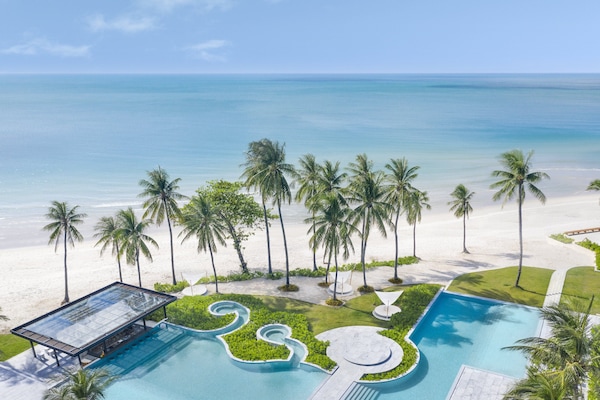 2 outdoor pools, open 7:00 AM to 7:00 PM, free pool cabanas