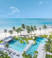 2 piscinas al aire libre, camas de piscina gratis, sombrillas