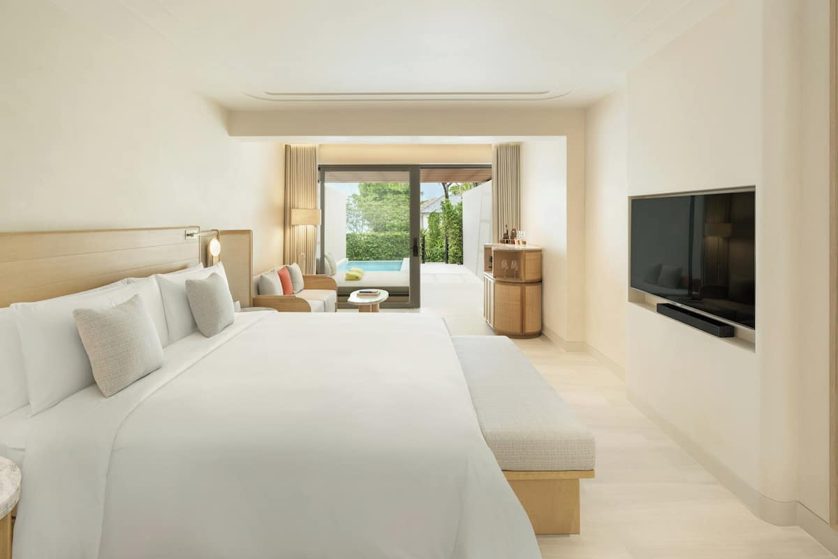 Reserve Pool Suite | Peralatan tempat tidur premium, bar mini percuma, peti besi dalam bilik 