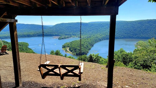 Exquisite home overlooking Lake Raystown Resort and minutes to the water !