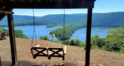 Exquisite home overlooking Lake Raystown Resort and minutes to the water !